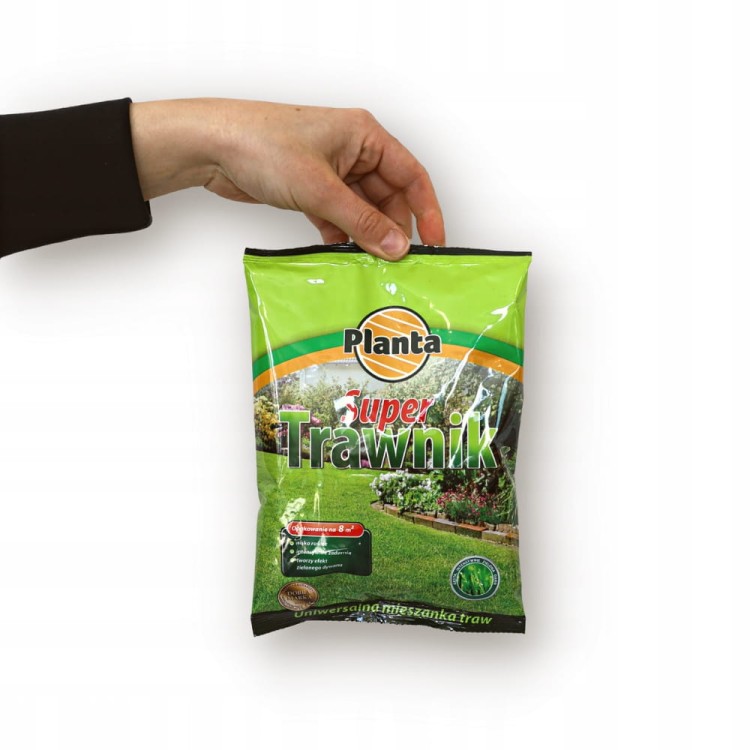 Opakowanie Super Trawnik Planta trzymane w dłoni